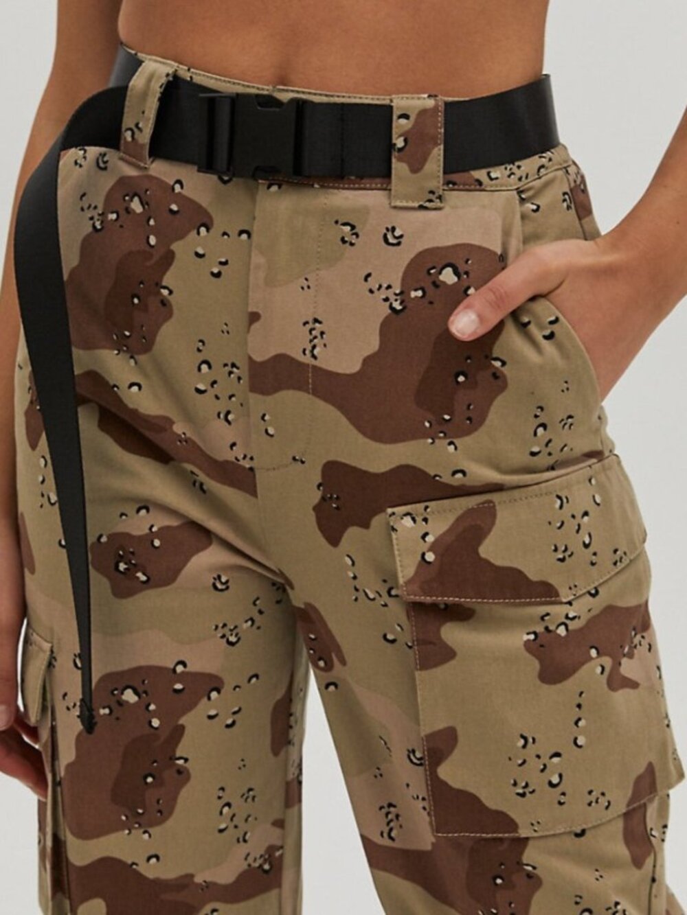 Aritzia TNA The Eagle Rock Camo Cargo Pants - Picture 3 of 6